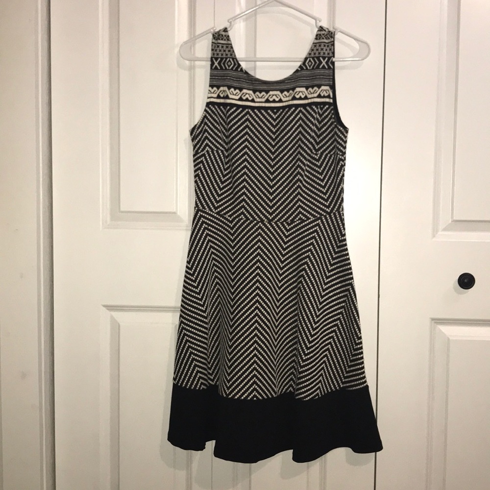 Le Lis Black White Geometric Chevron Dress